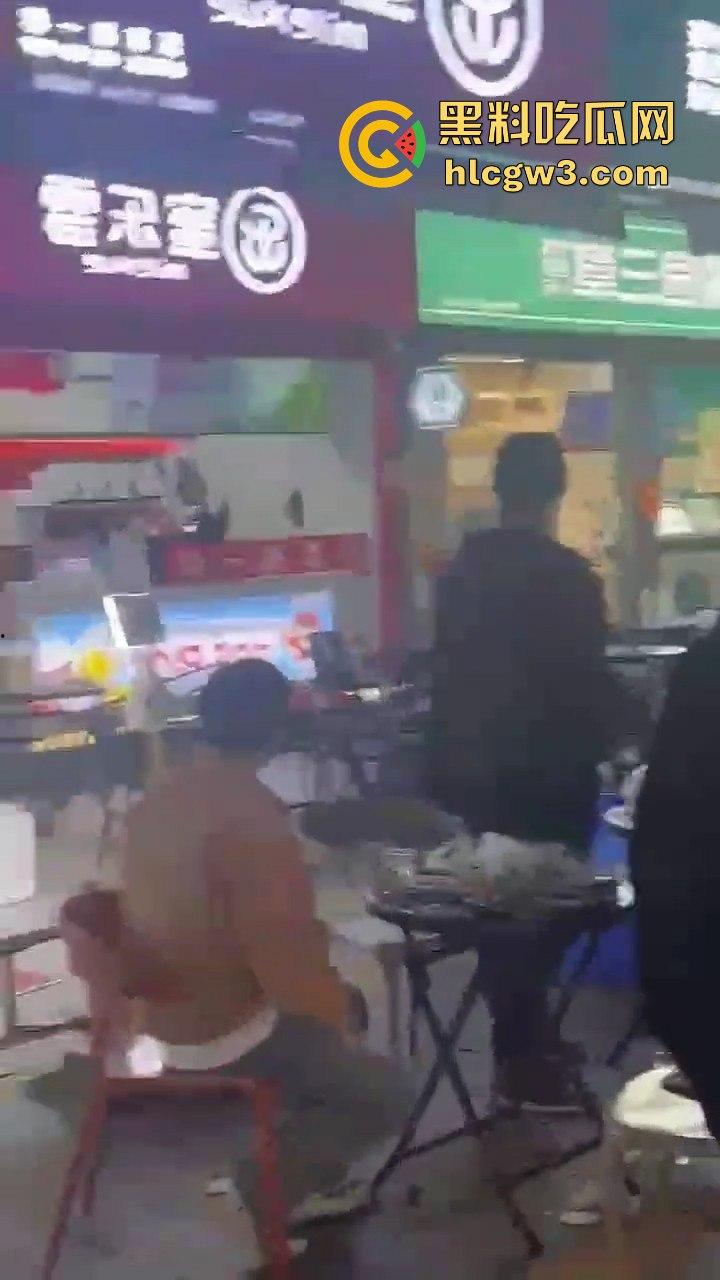 广州花都持刀男子当街挟持他人,警方迅速到场果断开枪击毙,场面堪比电影大片!-4