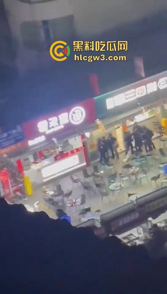 广州花都持刀男子当街挟持他人,警方迅速到场果断开枪击毙,场面堪比电影大片!-10