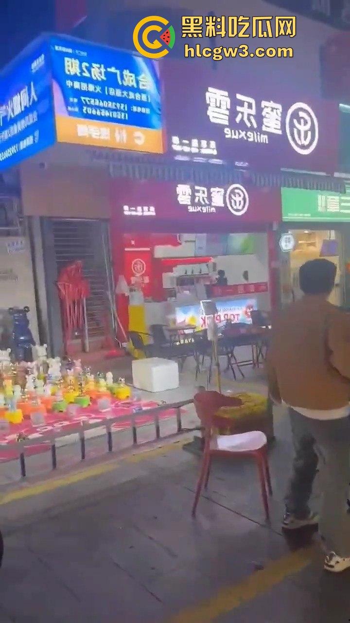 广州花都持刀男子当街挟持他人,警方迅速到场果断开枪击毙,场面堪比电影大片!-11