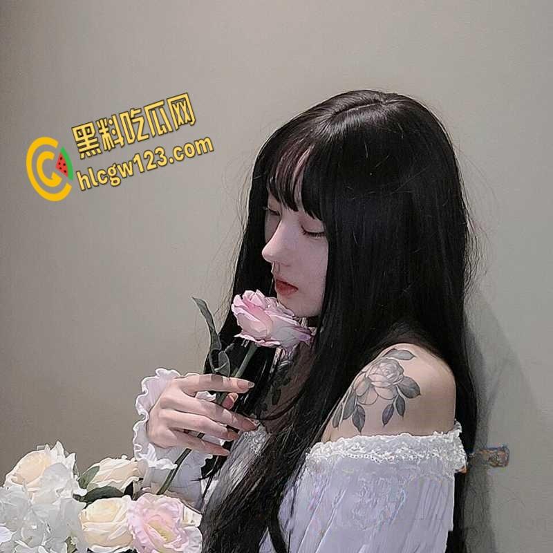 推特大奶女神【小淘气】,高颜值露脸口爆性爱自拍,对着嫩穴就是疯狂输出!-1