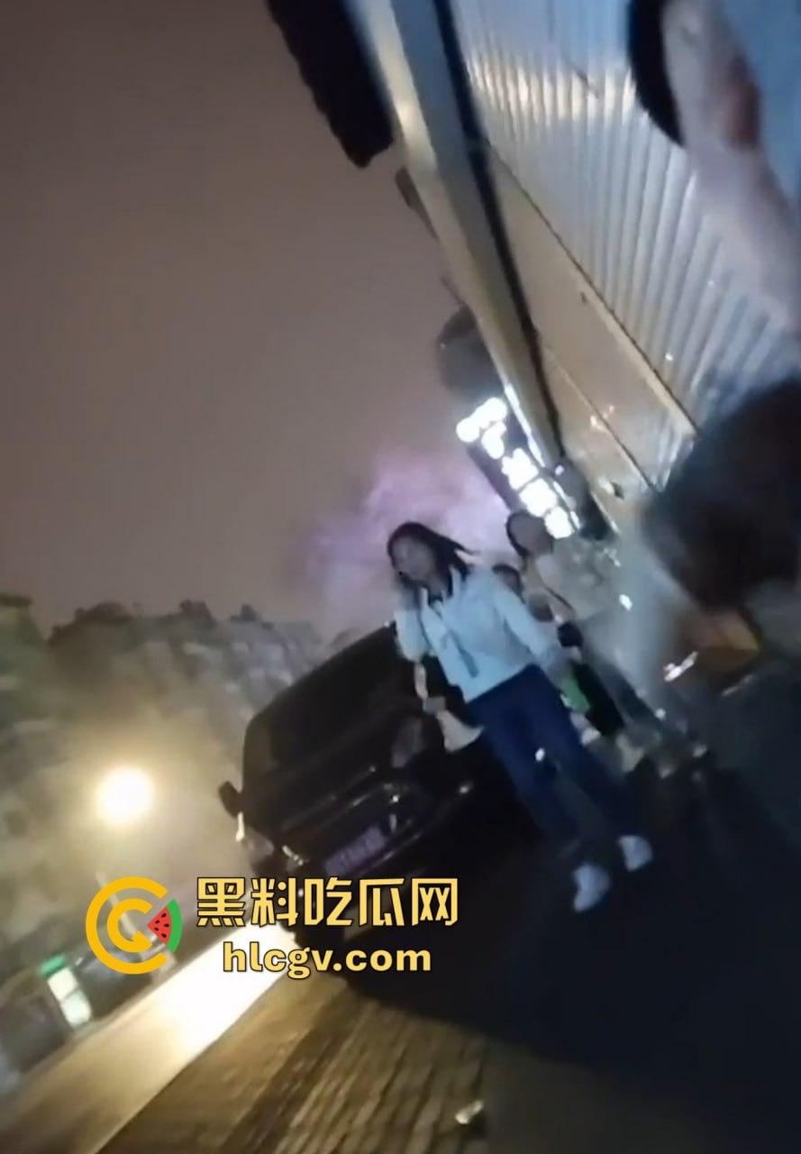 重口慎入!马鞍山露屌狂魔震惊全场,街射战神药店、奶茶店、饭馆轮番表演甩屌,小姐姐都吓傻了!-2