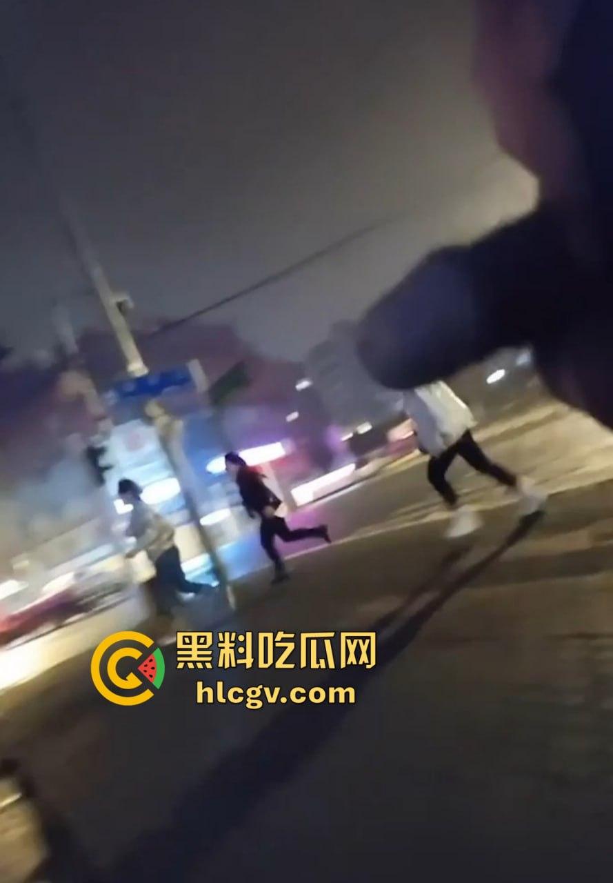 重口慎入!马鞍山露屌狂魔震惊全场,街射战神药店、奶茶店、饭馆轮番表演甩屌,小姐姐都吓傻了!-6