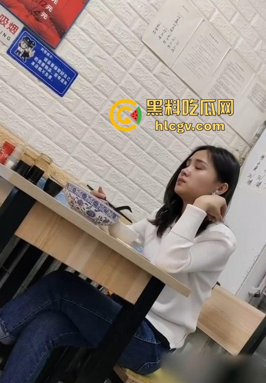 重口慎入!马鞍山露屌狂魔震惊全场,街射战神药店、奶茶店、饭馆轮番表演甩屌,小姐姐都吓傻了!-11