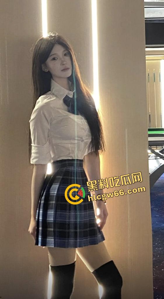 丽江台球厅点了一个月陪玩『幽幽』能打能舔还能骑，换着JK制服让你干，小逼润到像自带奶泡功能！-3