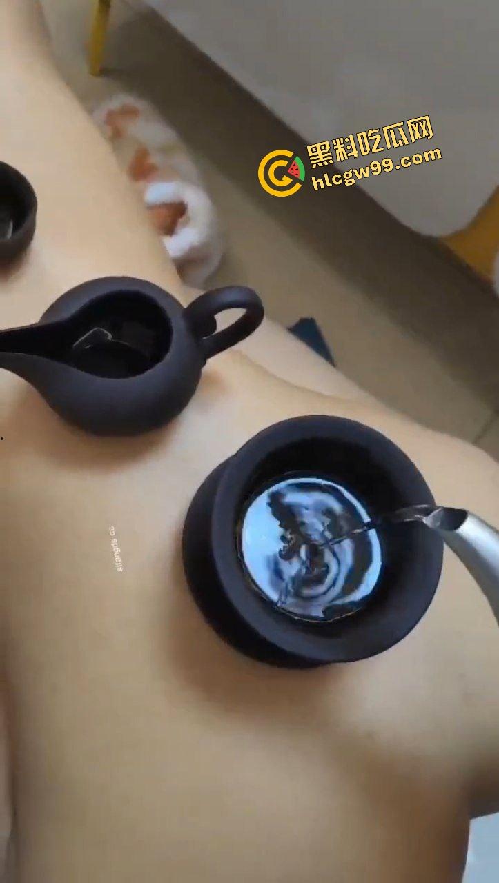 重金包养长沙清纯小蛮腰【许艺】调教成金爸专属小母狗,跪在地上全裸伺候沏茶品茗打游戏!遭曝光独家流出!-6