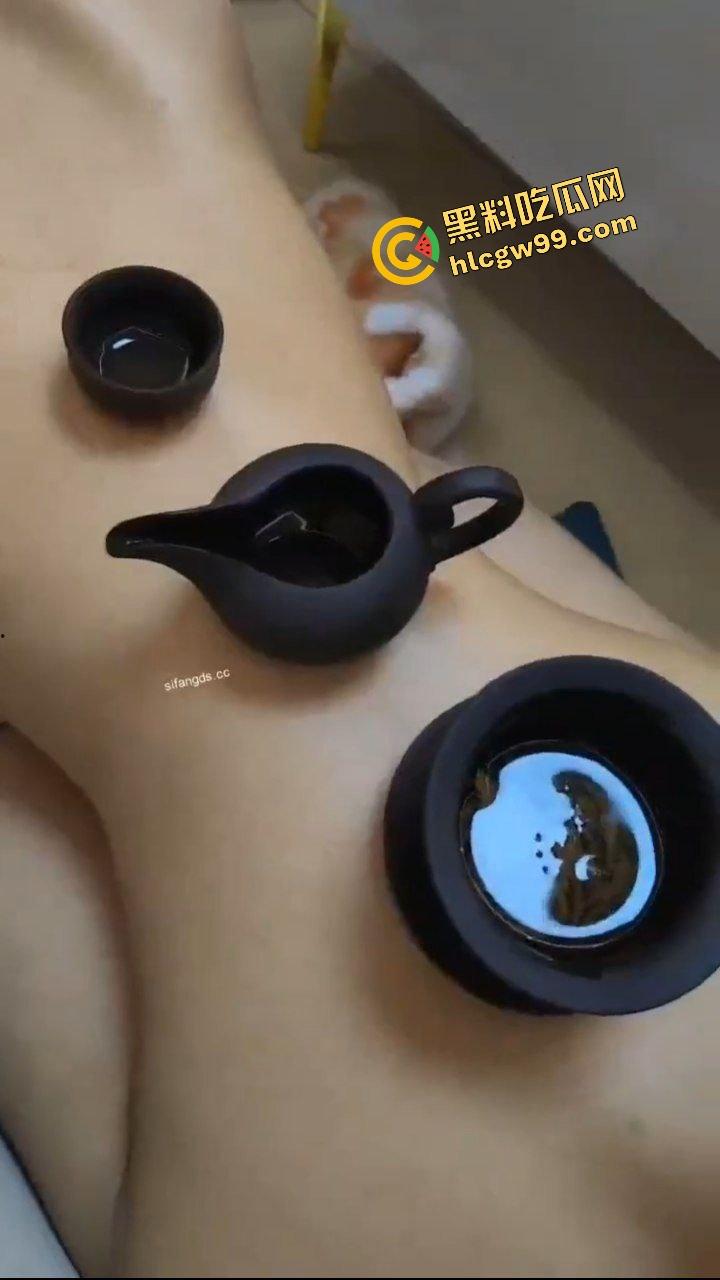 重金包养长沙清纯小蛮腰【许艺】调教成金爸专属小母狗,跪在地上全裸伺候沏茶品茗打游戏!遭曝光独家流出!-7