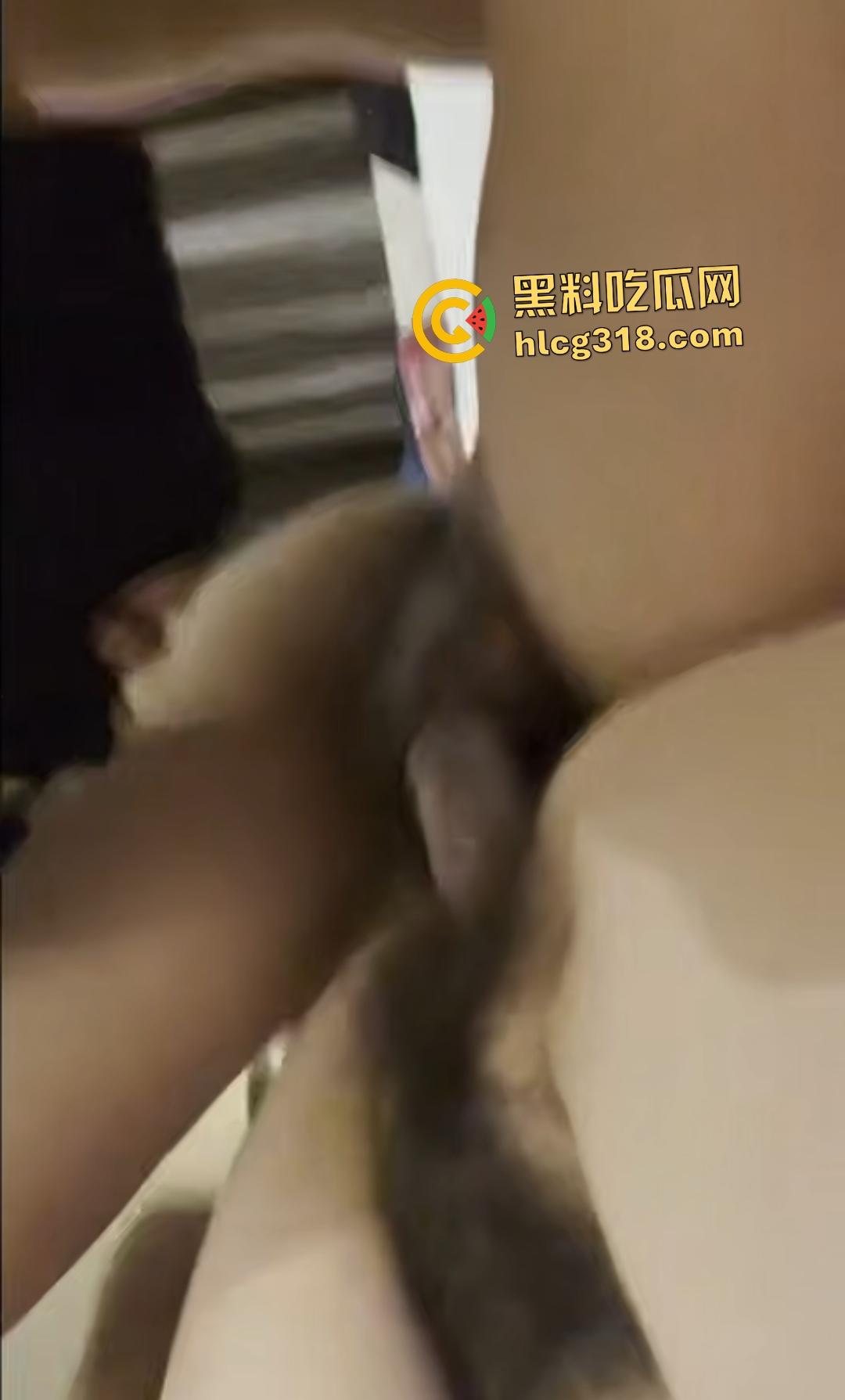 装修公司女设计师超骚爱S调教,高管操逼,保安师傅舔脚和臭逼!这做爱也有等级之分?-7