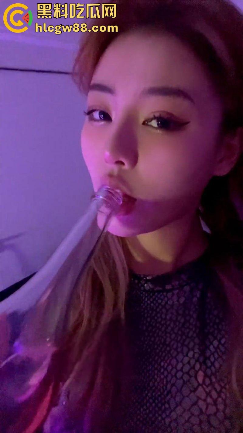 抖音极品网红【DJ美羊羊】公交车精盆名不虚传,被金主暴力抽插口交,舔完大鸡巴再被中出!-3