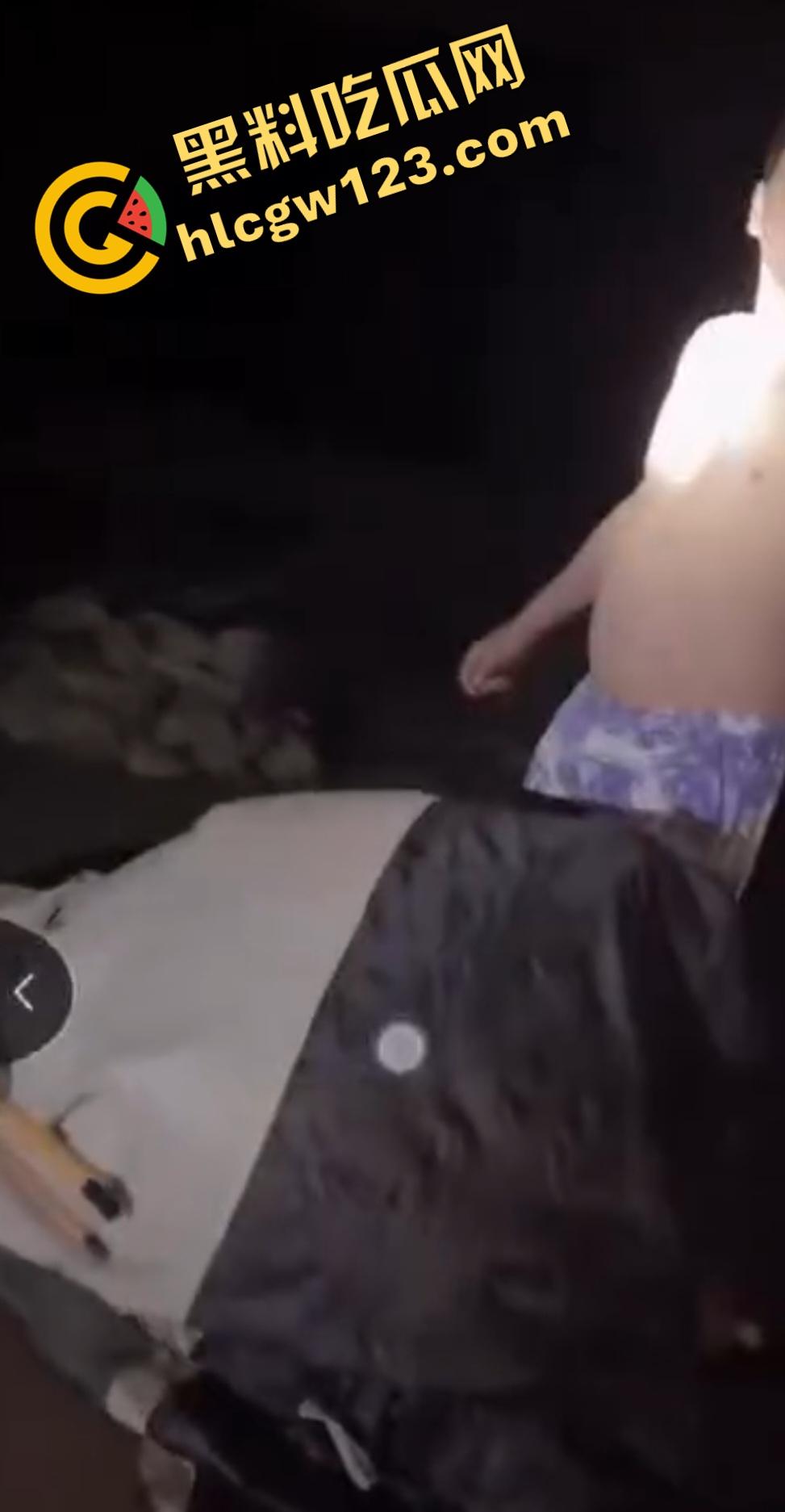 抖音【mola_吉妹】原配直播抓小三!大喊老公有18cm,便宜你这贱货了?小三被骂骚逼松了吧?-2