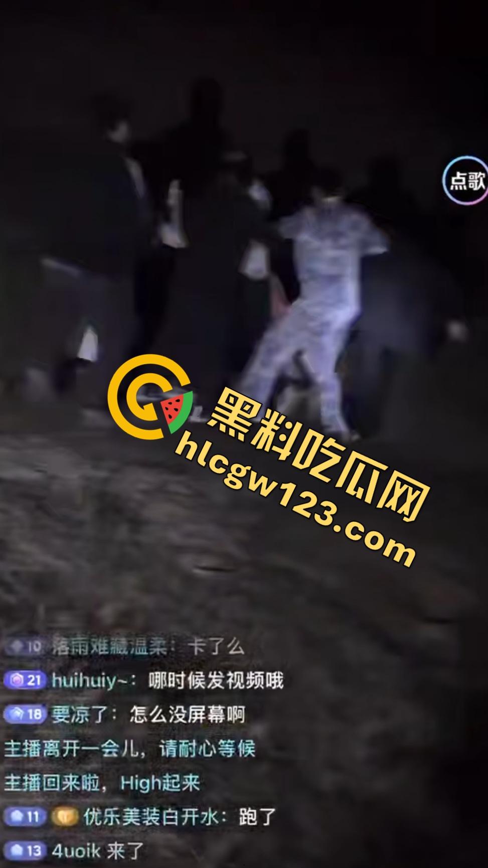 抖音【mola_吉妹】原配直播抓小三!大喊老公有18cm,便宜你这贱货了?小三被骂骚逼松了吧?-3