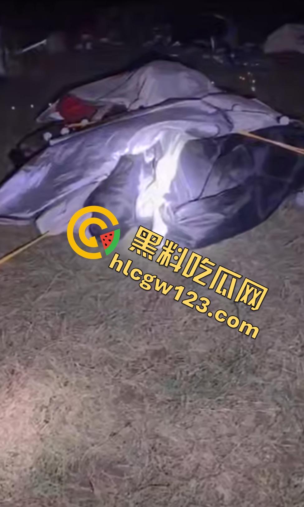 抖音【mola_吉妹】原配直播抓小三!大喊老公有18cm,便宜你这贱货了?小三被骂骚逼松了吧?-6