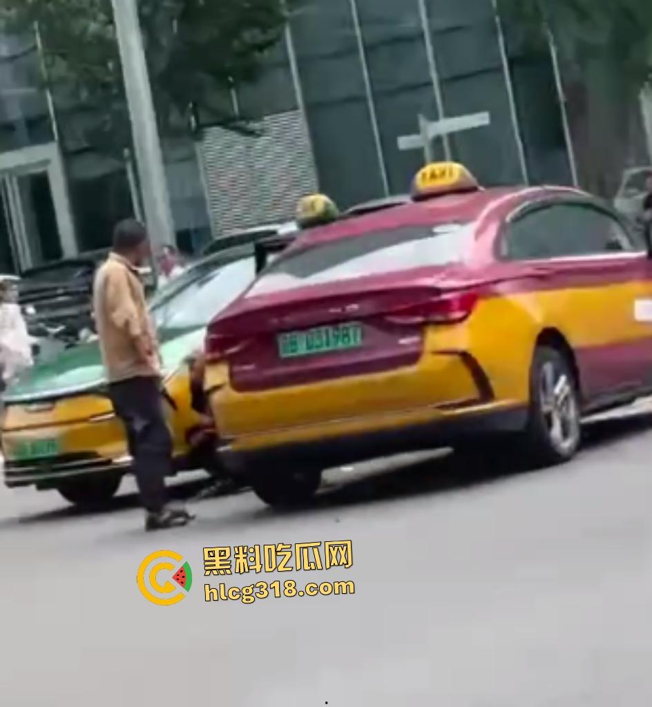 北京天街路口出租车司机撞车起冲突!棕衣司机刀捅黑衣司机直接倒地,天子脚下犯法直接打电话自首!-1