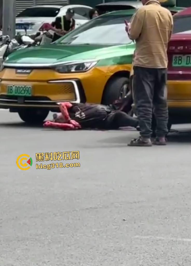 北京天街路口出租车司机撞车起冲突!棕衣司机刀捅黑衣司机直接倒地,天子脚下犯法直接打电话自首!-5