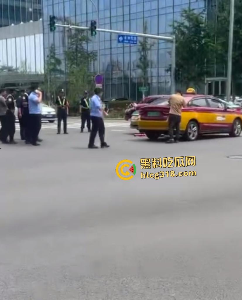北京天街路口出租车司机撞车起冲突!棕衣司机刀捅黑衣司机直接倒地,天子脚下犯法直接打电话自首!-7