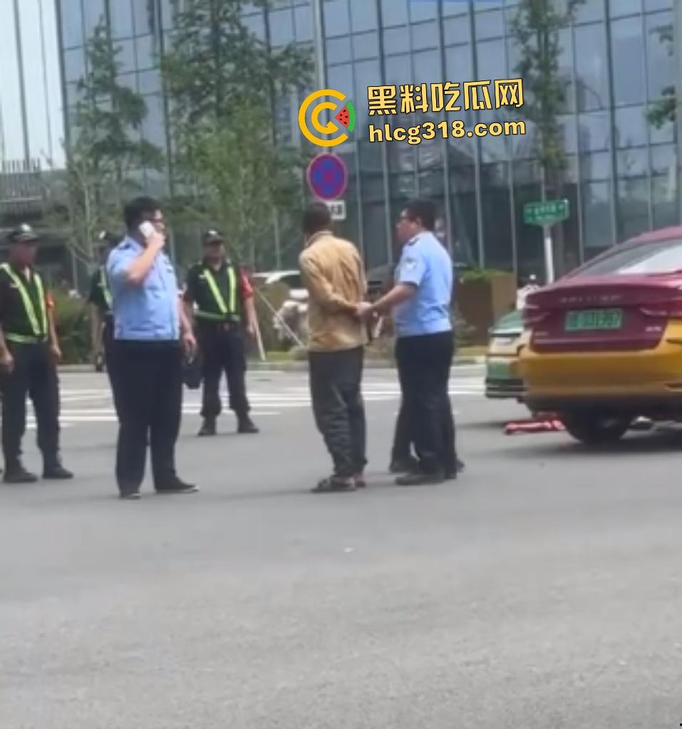 北京天街路口出租车司机撞车起冲突!棕衣司机刀捅黑衣司机直接倒地,天子脚下犯法直接打电话自首!-8