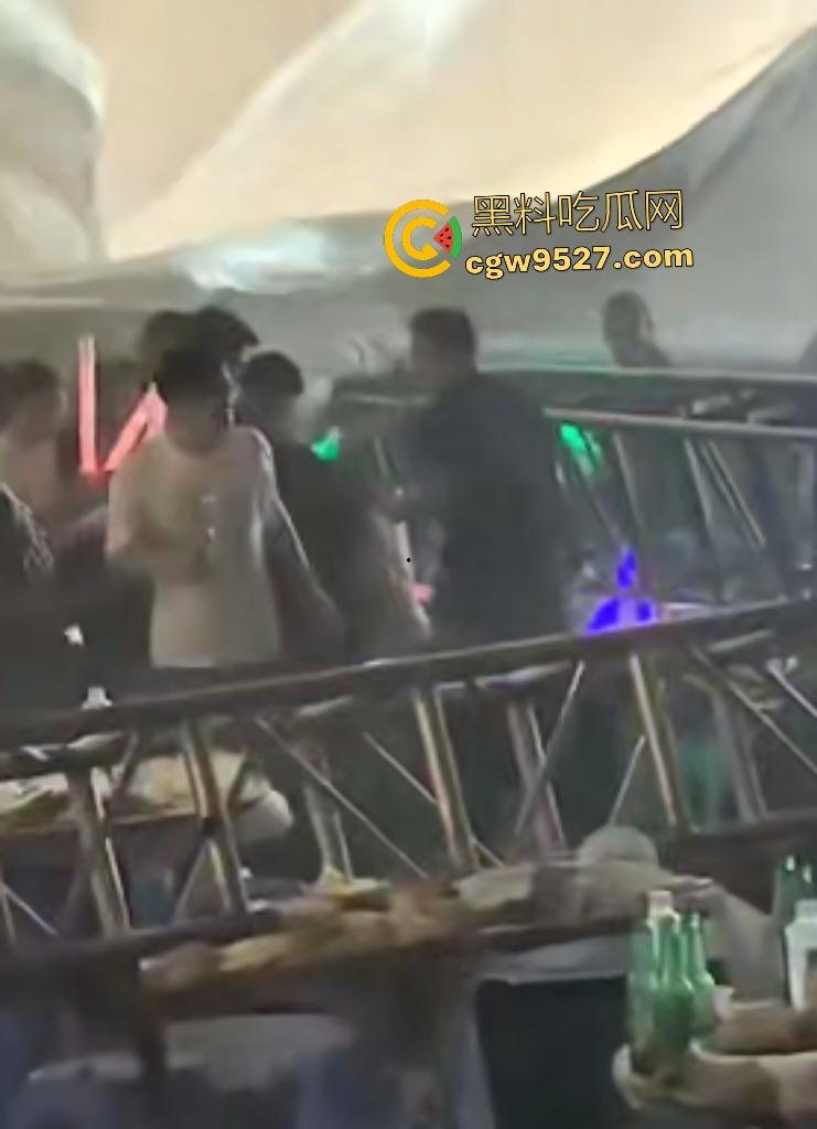 四川绵竹【庄心妍】演唱会舞台坍塌惨剧!铁架子如死神降临砸死2人,场内人就像蚂蚁一样逃窜!-1