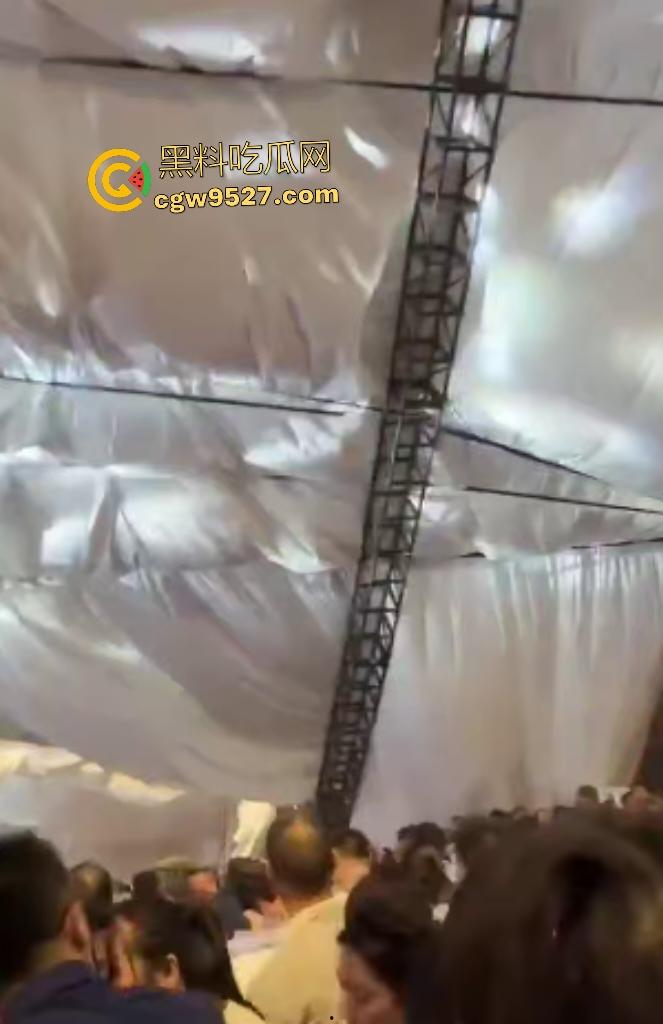四川绵竹【庄心妍】演唱会舞台坍塌惨剧!铁架子如死神降临砸死2人,场内人就像蚂蚁一样逃窜!-2