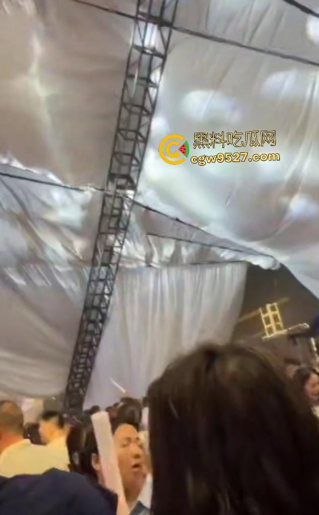 四川绵竹【庄心妍】演唱会舞台坍塌惨剧!铁架子如死神降临砸死2人,场内人就像蚂蚁一样逃窜!-3