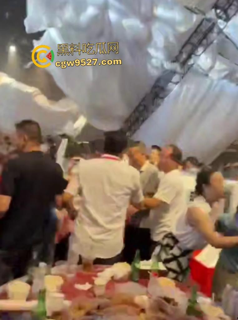 四川绵竹【庄心妍】演唱会舞台坍塌惨剧!铁架子如死神降临砸死2人,场内人就像蚂蚁一样逃窜!-4