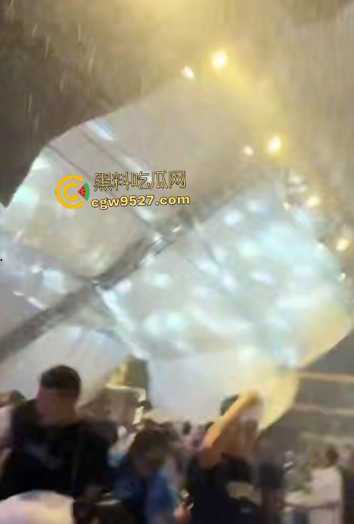 四川绵竹【庄心妍】演唱会舞台坍塌惨剧!铁架子如死神降临砸死2人,场内人就像蚂蚁一样逃窜!-5