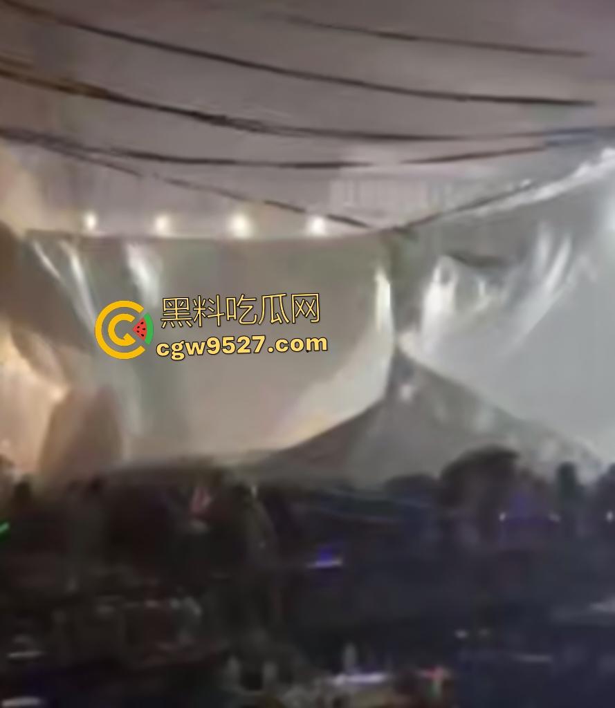 四川绵竹【庄心妍】演唱会舞台坍塌惨剧!铁架子如死神降临砸死2人,场内人就像蚂蚁一样逃窜!-6