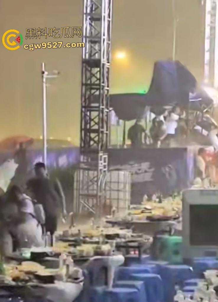 四川绵竹【庄心妍】演唱会舞台坍塌惨剧!铁架子如死神降临砸死2人,场内人就像蚂蚁一样逃窜!-7