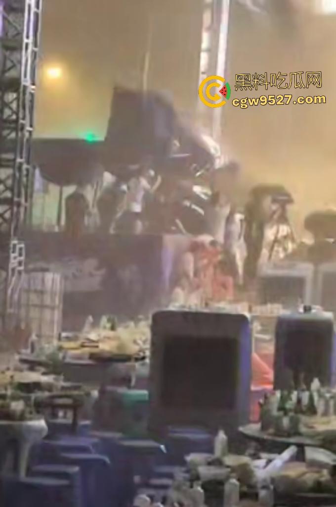 四川绵竹【庄心妍】演唱会舞台坍塌惨剧!铁架子如死神降临砸死2人,场内人就像蚂蚁一样逃窜!-8