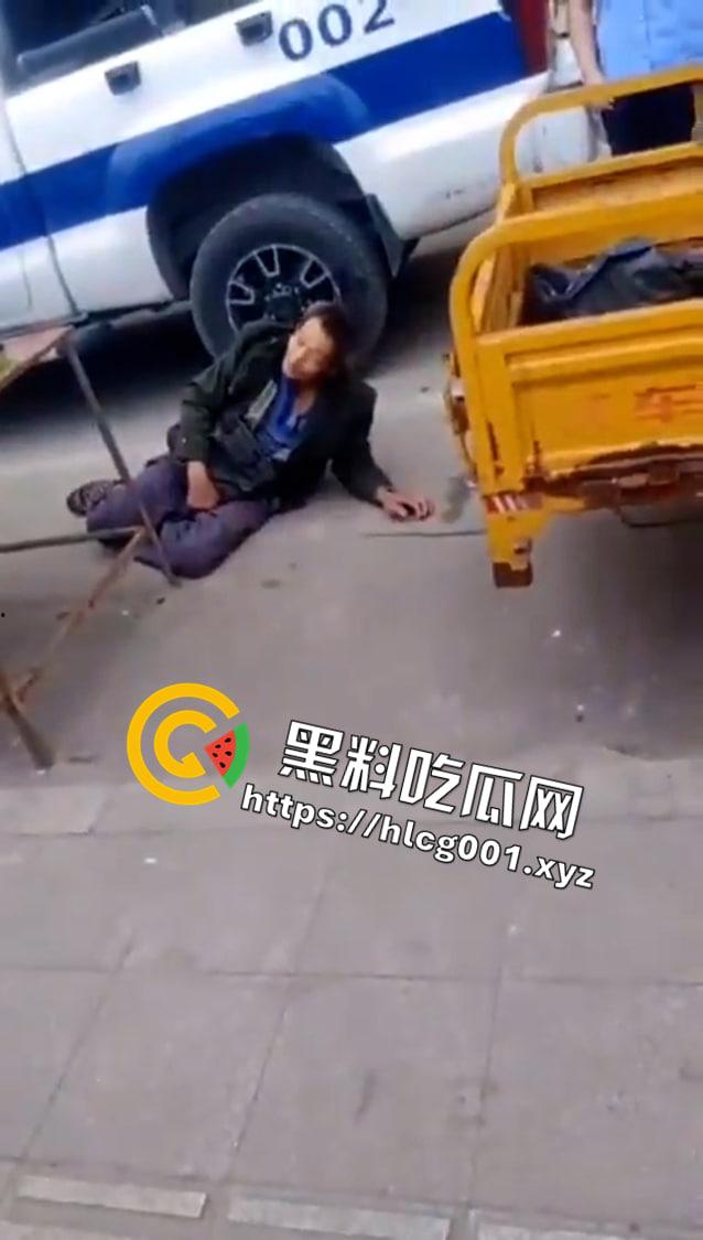 四川省巴中市一群城管将老无所依自食其力的买菜老人打在地上瘫痪不起人家只是想卖菜赚点吃饭钱而已阿-5