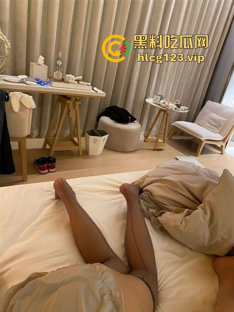 极品气质美女张珊珊重磅泄密!黑丝无内性感啪啪,后插口交全程听话!-9