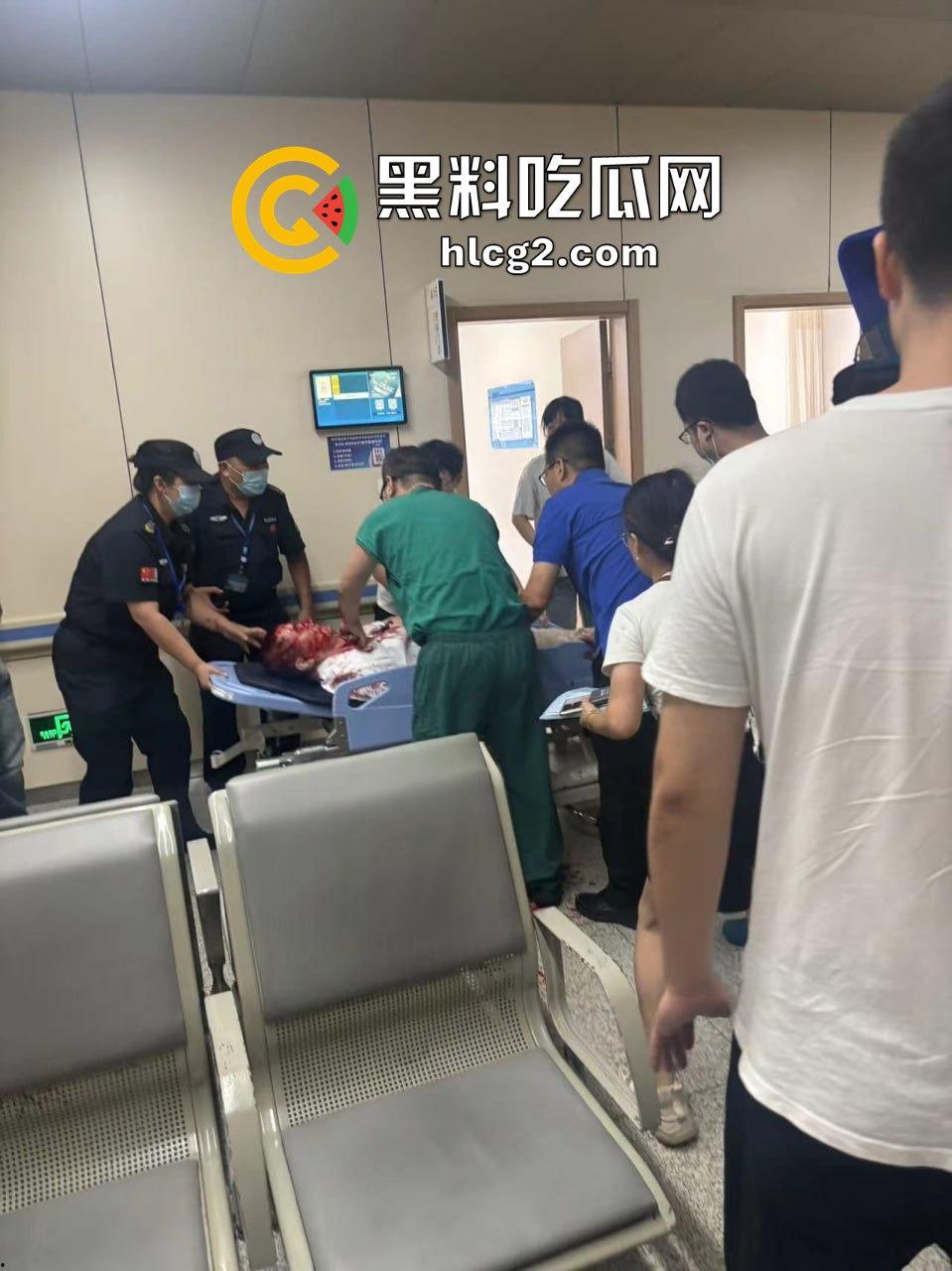 温州杀医案!完整始末!医生李晟被报复的患者家属认错人误砍伤 路人多角度拍摄完整过程!行凶者负罪跳楼自杀!-9