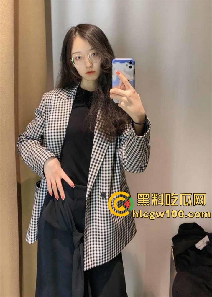 河南洛阳师范学院邓瑾萱被调教成小母狗 跪地爬行骑乘榨精十分乖巧-1