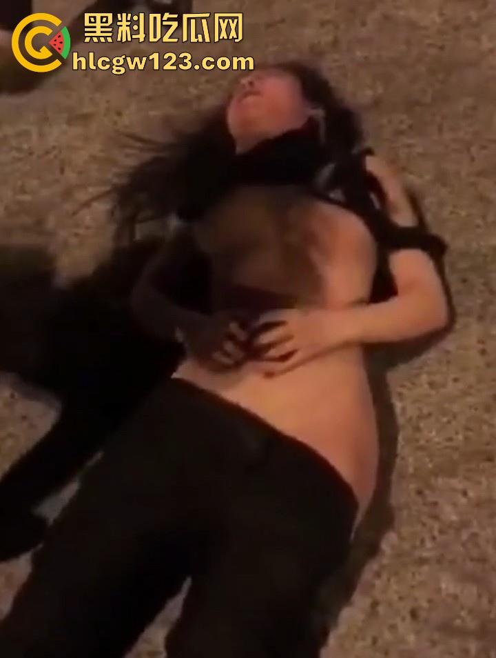 抓奸名场面!小三被抓遭到多人围殴 大街扒光衣服猛踹下体 揍的小三现场昏厥!-6