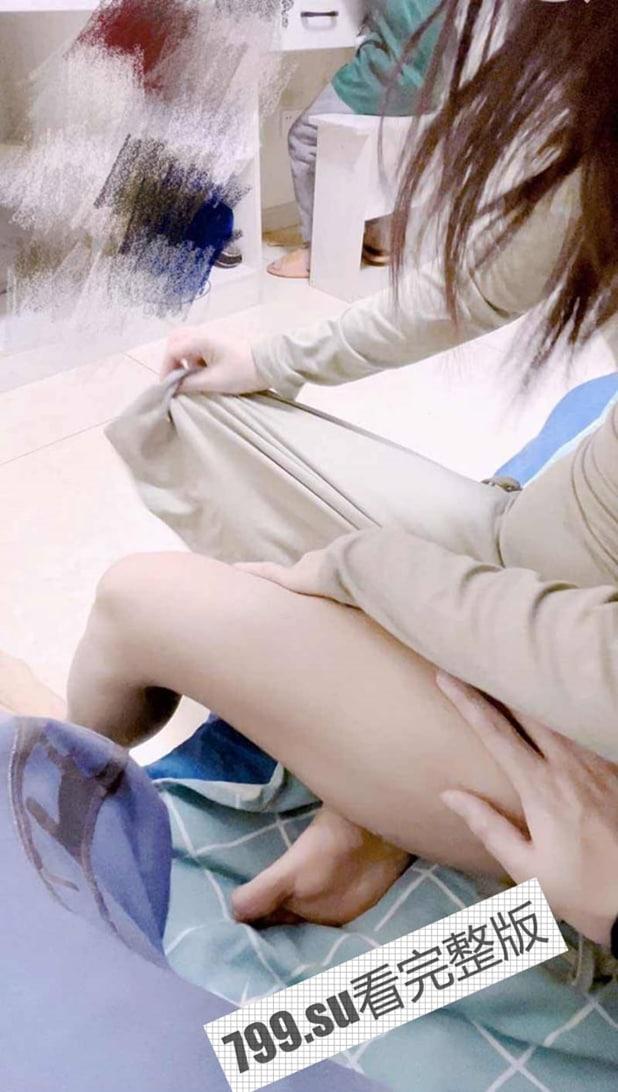 海角大神『强奸少妇邻居』爆款新作 - 在美女邻居儿子面前操他妈妈-1