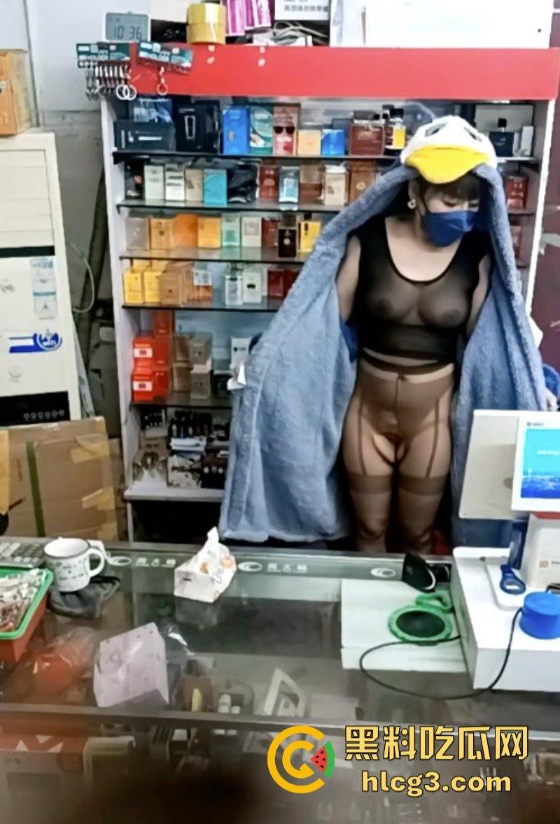 晚风吹人醒 风骚杂货店老板娘【肥姐】透明装诱惑男顾客勾引进小屋性爱啪啪!-4