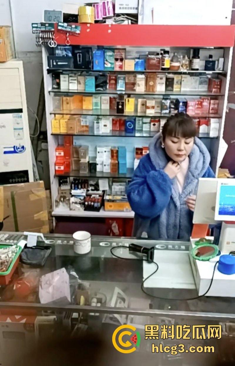 晚风吹人醒 风骚杂货店老板娘【肥姐】透明装诱惑男顾客勾引进小屋性爱啪啪!-5