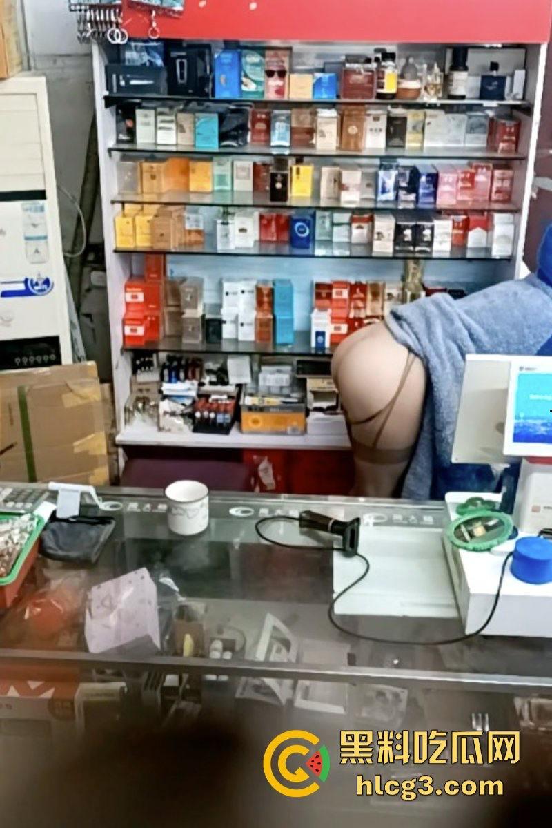 晚风吹人醒 风骚杂货店老板娘【肥姐】透明装诱惑男顾客勾引进小屋性爱啪啪!-9