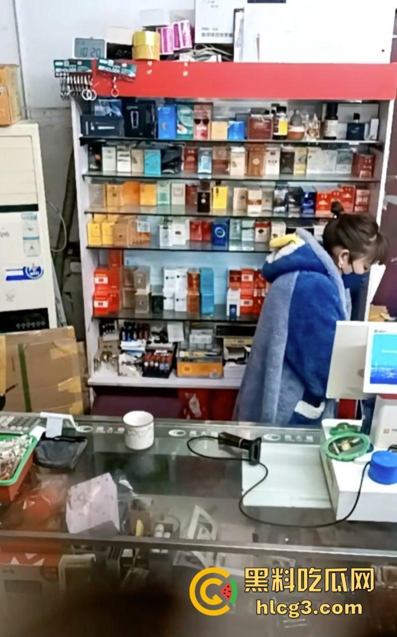 晚风吹人醒 风骚杂货店老板娘【肥姐】透明装诱惑男顾客勾引进小屋性爱啪啪!-11