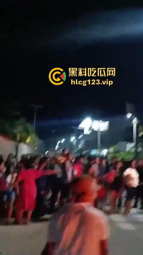 巴西强奸犯当场被烧成灰！群众直接打半死后淋汽油点火，原地火化省事儿，咖喱哥们该效仿了！-1