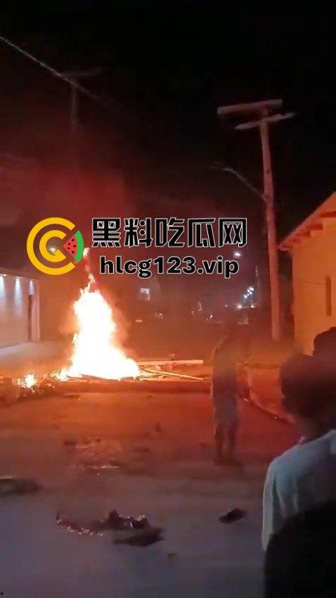 巴西强奸犯当场被烧成灰！群众直接打半死后淋汽油点火，原地火化省事儿，咖喱哥们该效仿了！-3