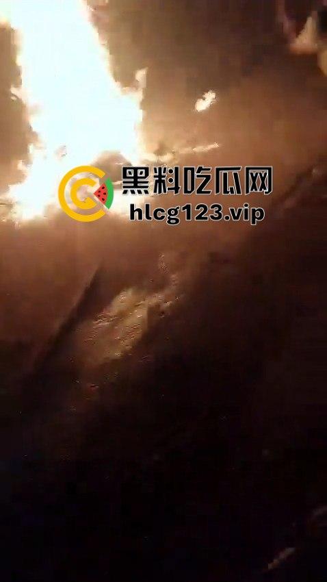巴西强奸犯当场被烧成灰！群众直接打半死后淋汽油点火，原地火化省事儿，咖喱哥们该效仿了！-4