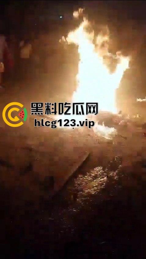 巴西强奸犯当场被烧成灰！群众直接打半死后淋汽油点火，原地火化省事儿，咖喱哥们该效仿了！-8