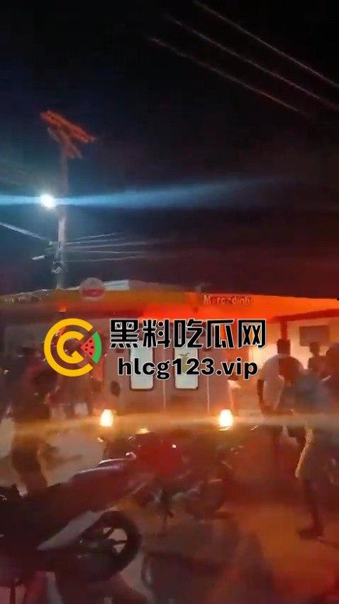 巴西强奸犯当场被烧成灰！群众直接打半死后淋汽油点火，原地火化省事儿，咖喱哥们该效仿了！-13