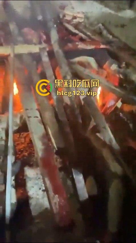 巴西强奸犯当场被烧成灰！群众直接打半死后淋汽油点火，原地火化省事儿，咖喱哥们该效仿了！-14