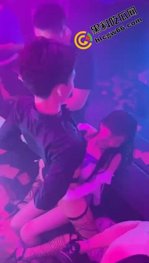 酒吧骚鸡骚鸭酒吧接头,骚鸭穿三角内裤黑丝在小仙女身上蹭到发烫,小姑娘笑疯了今晚不回家了!-6