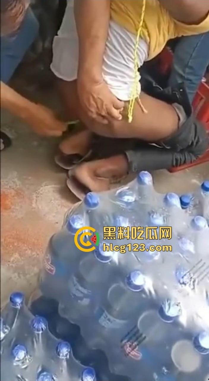 这才是捉奸惩罚的最高境界！吸管塞辣椒惩罚，阿三地球最抽象得国家名副其实！-6