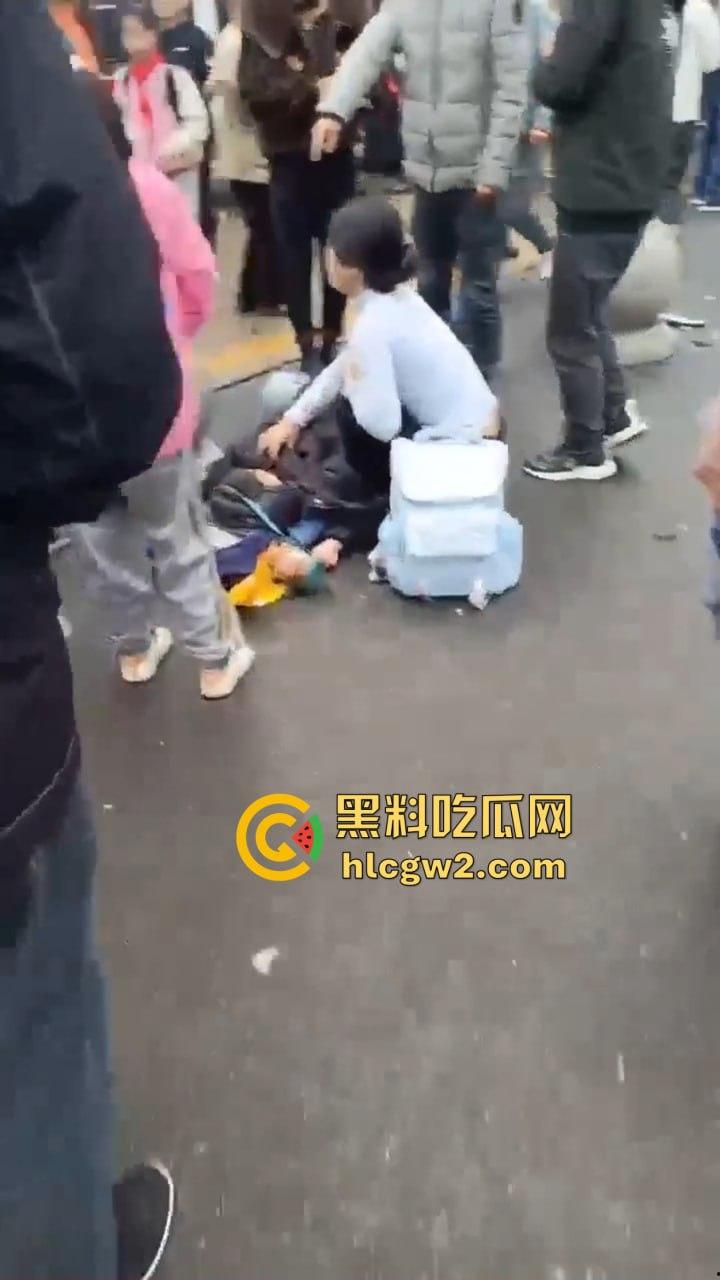 湖南常德鼎城区永安小学发生恶意撞人事件,多名学生受伤,三天两头又来报复社会疯了吗?-11