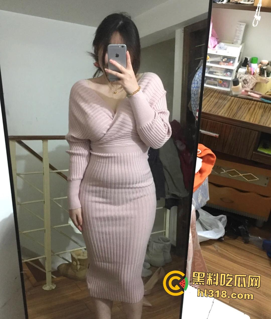 极品女神变反差婊母狗被大神鸡巴狂操，皮鞭抽屁股，让其舔脚趾！拍摄一直捂脸，都是母狗了还怕露脸？-1