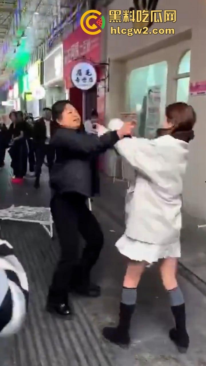 河南焦作美甲店老板娘与顾客发生口角当街扭打 娇小身敌不过彪悍大妈被打成狗了 看完视频只能说活该-3