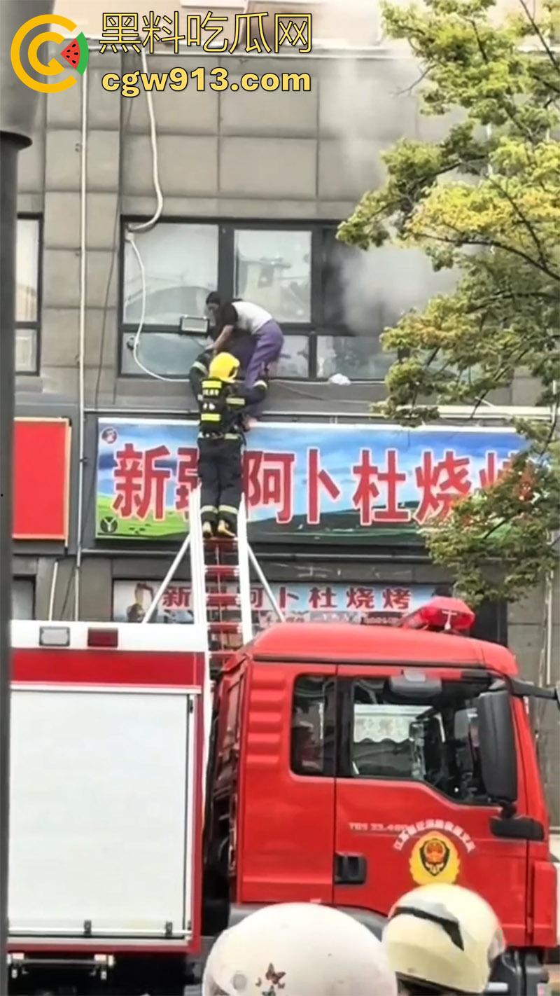 江苏宿迁突发火灾，新疆阿卜杜烧烤店，二楼调料仓库着火，整条街都能闻到烧烤的味道！-7
