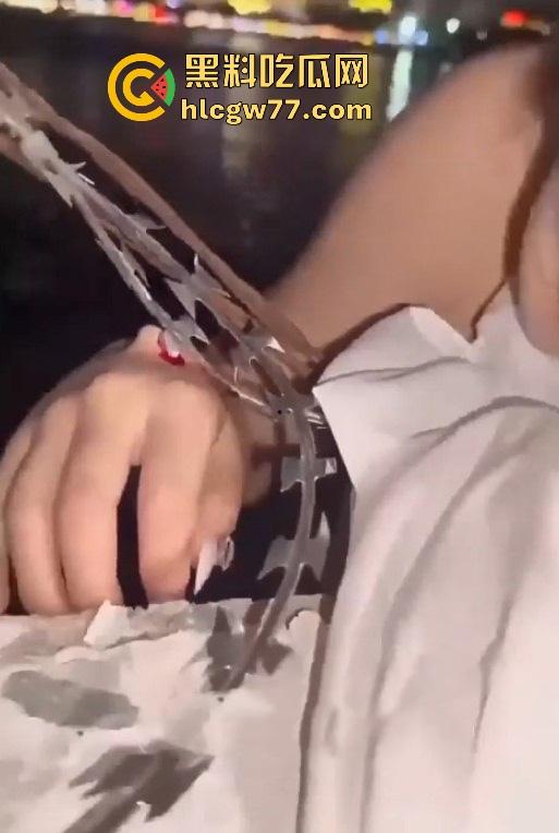 一对男女在三亚打野战翻墙出事了 女子被铁丝网钩住 消防救援到场 真是笑不活了!-5